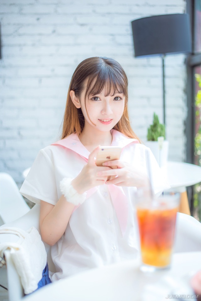 随着吕蒙一声喝令，周围的江东将士不再围杀陈到，而是开始将陈到附近的船只掀翻，一旦落水，这头地上的蛟龙恐怕也只能成为落水的凤凰。